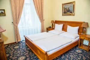 Postel nebo postele na pokoji v ubytování Chateau Zbiroh