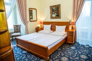 Postel nebo postele na pokoji v ubytování Chateau Zbiroh