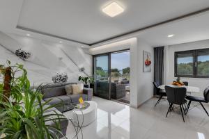 Posedenie v ubytovaní Luxury Promajna Beach Apartment