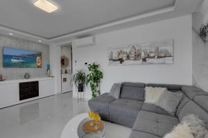 Posedenie v ubytovaní Luxury Promajna Beach Apartment