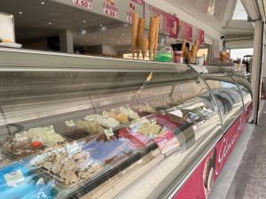 een vitrine in een winkel gevuld met voedsel bij Hotel Myriam Vias Plage in Vias
