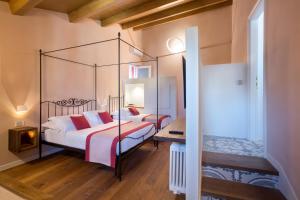 - une chambre avec un lit à baldaquin dans l'établissement Dimora del Leone Gaeta, à Gaète