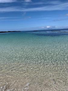 un gran cuerpo de agua con una playa en Ard Na Mara Self Catering Isle of Mull, en Dervaig