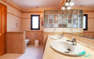 Zdjęcie z galerii obiektu Exceptional 3-Bed Villa private pool and Jacuzzi w mieście Playa Blanca