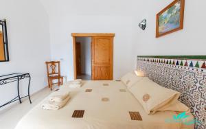 Zdjęcie z galerii obiektu Exceptional 3-Bed Villa private pool and Jacuzzi w mieście Playa Blanca
