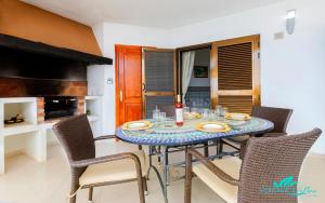 Zdjęcie z galerii obiektu Exceptional 3-Bed Villa private pool and Jacuzzi w mieście Playa Blanca