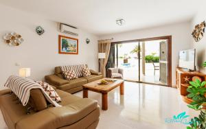 Zdjęcie z galerii obiektu Exceptional 3-Bed Villa private pool and Jacuzzi w mieście Playa Blanca