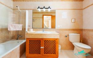 Zdjęcie z galerii obiektu Exceptional 3-Bed Villa private pool and Jacuzzi w mieście Playa Blanca