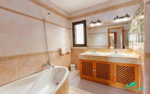Zdjęcie z galerii obiektu Exceptional 3-Bed Villa private pool and Jacuzzi w mieście Playa Blanca