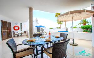 Zdjęcie z galerii obiektu Exceptional 3-Bed Villa private pool and Jacuzzi w mieście Playa Blanca