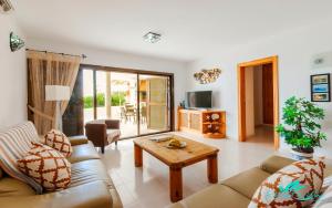 Zdjęcie z galerii obiektu Exceptional 3-Bed Villa private pool and Jacuzzi w mieście Playa Blanca