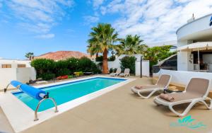 Zdjęcie z galerii obiektu Exceptional 3-Bed Villa private pool and Jacuzzi w mieście Playa Blanca