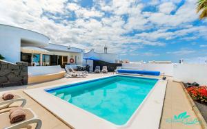 Zdjęcie z galerii obiektu Exceptional 3-Bed Villa private pool and Jacuzzi w mieście Playa Blanca