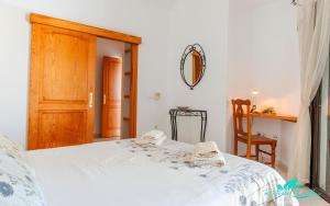 Zdjęcie z galerii obiektu Exceptional 3-Bed Villa private pool and Jacuzzi w mieście Playa Blanca