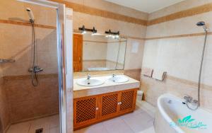 Zdjęcie z galerii obiektu Exceptional 3-Bed Villa private pool and Jacuzzi w mieście Playa Blanca