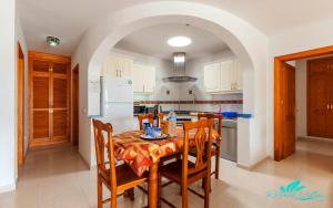 Zdjęcie z galerii obiektu Exceptional 3-Bed Villa private pool and Jacuzzi w mieście Playa Blanca