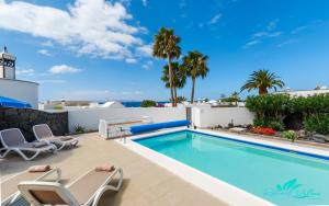Zdjęcie z galerii obiektu Exceptional 3-Bed Villa private pool and Jacuzzi w mieście Playa Blanca