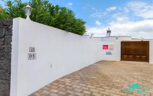 Zdjęcie z galerii obiektu Exceptional 3-Bed Villa private pool and Jacuzzi w mieście Playa Blanca