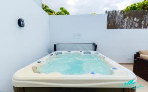 Zdjęcie z galerii obiektu Exceptional 3-Bed Villa private pool and Jacuzzi w mieście Playa Blanca