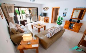 Zdjęcie z galerii obiektu Exceptional 3-Bed Villa private pool and Jacuzzi w mieście Playa Blanca