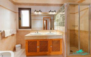 Zdjęcie z galerii obiektu Exceptional 3-Bed Villa private pool and Jacuzzi w mieście Playa Blanca