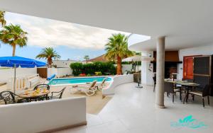 Zdjęcie z galerii obiektu Exceptional 3-Bed Villa private pool and Jacuzzi w mieście Playa Blanca