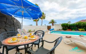 Zdjęcie z galerii obiektu Exceptional 3-Bed Villa private pool and Jacuzzi w mieście Playa Blanca