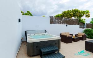 Zdjęcie z galerii obiektu Exceptional 3-Bed Villa private pool and Jacuzzi w mieście Playa Blanca