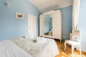 羅馬的住宿－Liberty Colosseo，一间卧室配有一张带镜子和椅子的床