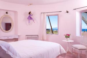 A bed or beds in a room at Windmill Villas
