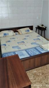 Szack的住宿－Ципель 1，一张大床,位于带桌子的房间