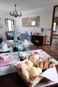 - une table avec un plateau de pain et des viennoiseries dans l'établissement Fiori Di Maggio, à Muscletto