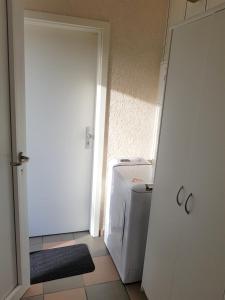 lavadero con lavadora y puerta en Apartment Antik en Wetzlar