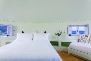 A bed or beds in a room at Windmill Villas
