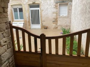 ein Holzzaun auf einem Balkon mit einem Haus in der Unterkunft LE TOUT JOLI NID BEAUNOIS, Studio Plein centre parking in Beaune