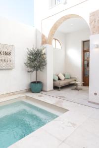 Bazén v ubytovaní Bordoy Mostatxins - Hotel Boutique Adults Only alebo v jeho blízkosti