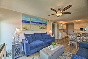 uma sala de estar com um sofá azul e uma mesa em Soothing Oceanview Condo with Direct Beach Access! em Atlantic Beach