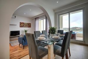 Posezení v ubytování Exceptional Tigne Seafront Apartments by Shortletsmalta