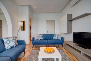 Posezení v ubytování Exceptional Tigne Seafront Apartments by Shortletsmalta