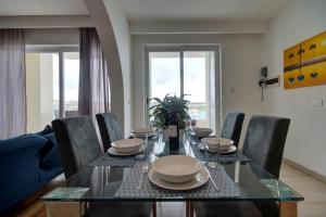 Posezení v ubytování Exceptional Tigne Seafront Apartments by Shortletsmalta