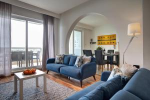 Posezení v ubytování Exceptional Tigne Seafront Apartments by Shortletsmalta