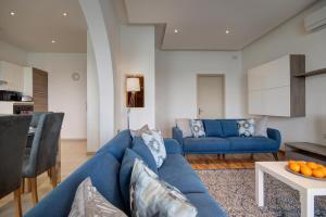 Posezení v ubytování Exceptional Tigne Seafront Apartments by Shortletsmalta
