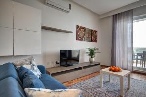 TV a/nebo společenská místnost v ubytování Exceptional Tigne Seafront Apartments by Shortletsmalta