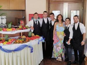 een groep mensen die voor een buffet staan bij Hotel President in San Benedetto del Tronto