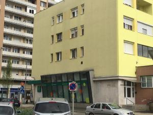 dos coches estacionados frente a un edificio en Central, en Zalaegerszeg