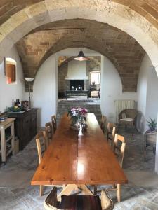 Casale Della Maiella في غواردياغريلي: غرفة طعام مع طاولة وكراسي خشبية