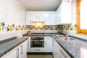 Kuchnia lub aneks kuchenny w obiekcie Holi-Rent Estrella