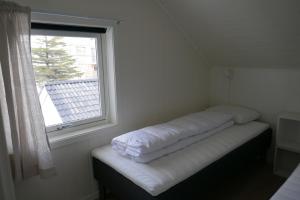 Krevet ili kreveti u jedinici u objektu Seafront Holiday Home close to Reine, Lofoten