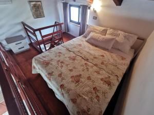 1 dormitorio con 1 cama con mesa y silla en Apartments Divina, en Rovinj