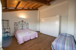 Tempat tidur dalam kamar di La Casa Vacanza con vista panoramica sui vigneti